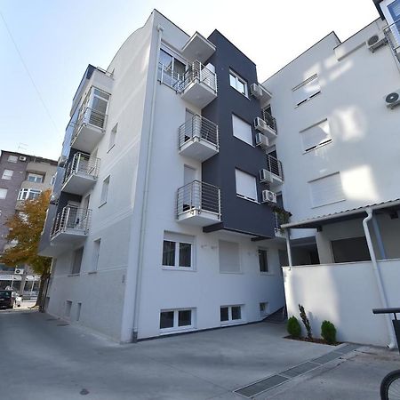 Apartment Sinisa With Garage Новий Сад Екстер'єр фото